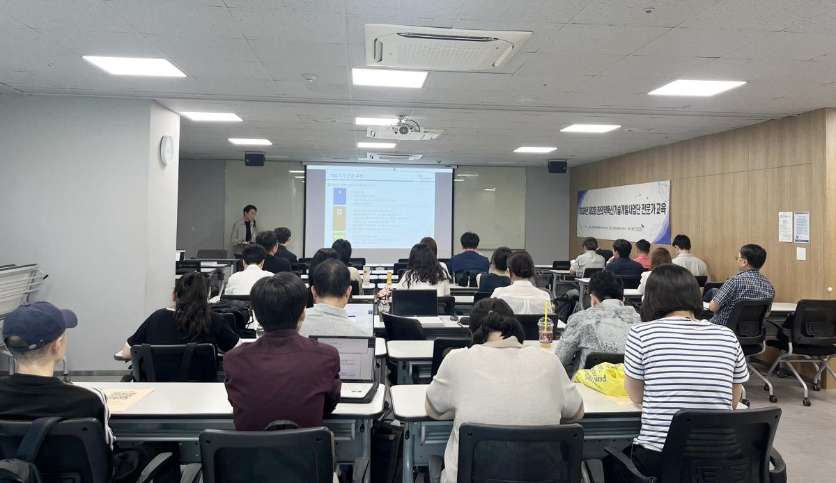 -한국한의약진흥원 한의약혁신기술개발사업단은 지난 18일 서울 서대문구 소재 바비엥 2 교육센터에서 ‘한의 의료기기의 제도적 이해와 임상 적용’을 주제로 전문가 교육을 실시했다. (사
