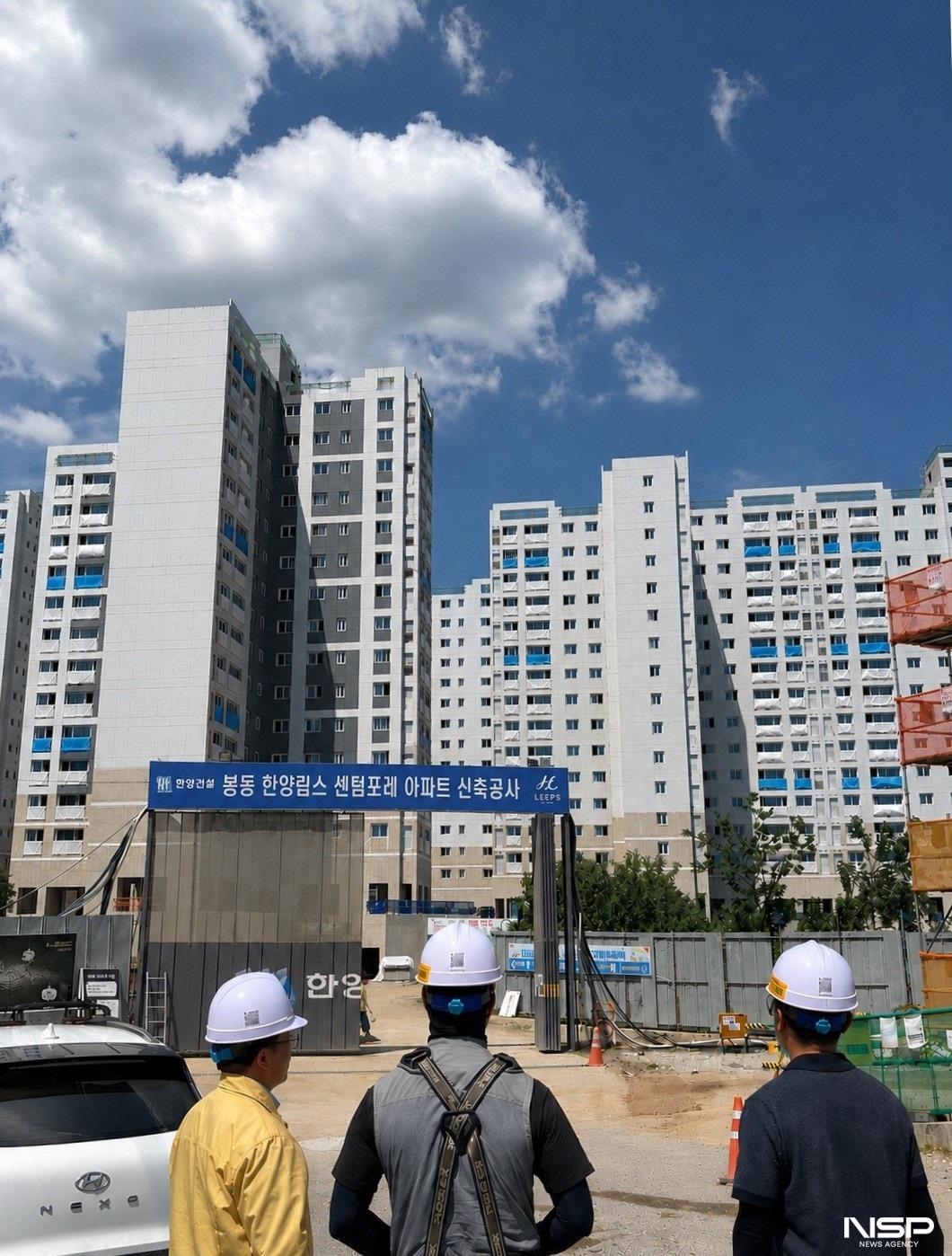 -완주군이 최근 총사업비 5억 원 이상의 대규모 건설사업장 6개소를 방문해 공사 현황과 안전관리 실태를 점검했다. (사진 = 완주군)