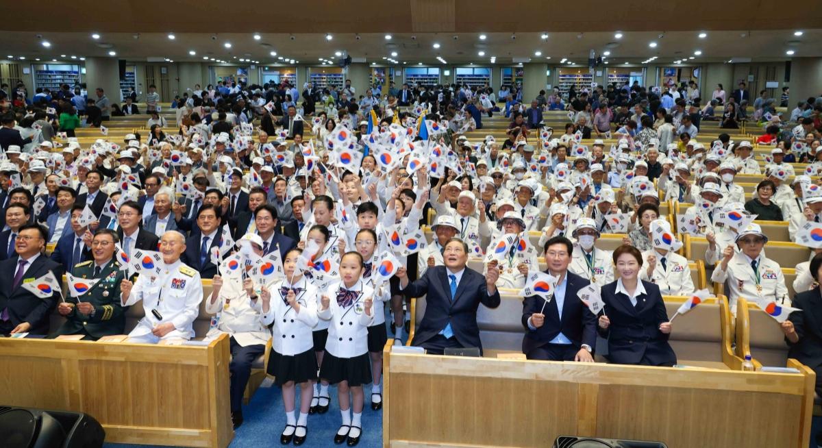 -이상일 용인특례시장이 ‘보훈 평화음악회 빛의 연대기’ 행사 참석자들과 함께 기념촬영을 하고 있다. (사진 = 용인특례시)