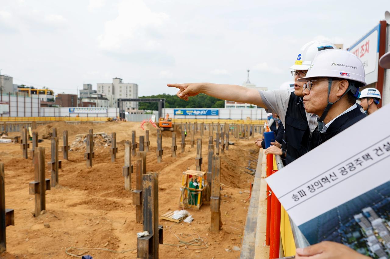 -SH가 공공주택과 반지하 세대, 건설 현장을 대상으로 풍수해 대비 안전점검을 실시하고 있다. (사진 = 서울주택도시개발공사)