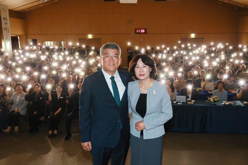 -이임사가 끝나자 대강당의 조명이 어두워졌고 참석한 공직자와 내빈 전원이 휴대전화 불빛을 일제히 밝히며 “함께해서 행복했습니다”, “늘 응원하겠습니다”라는 송별 메시지를 한목소리로 