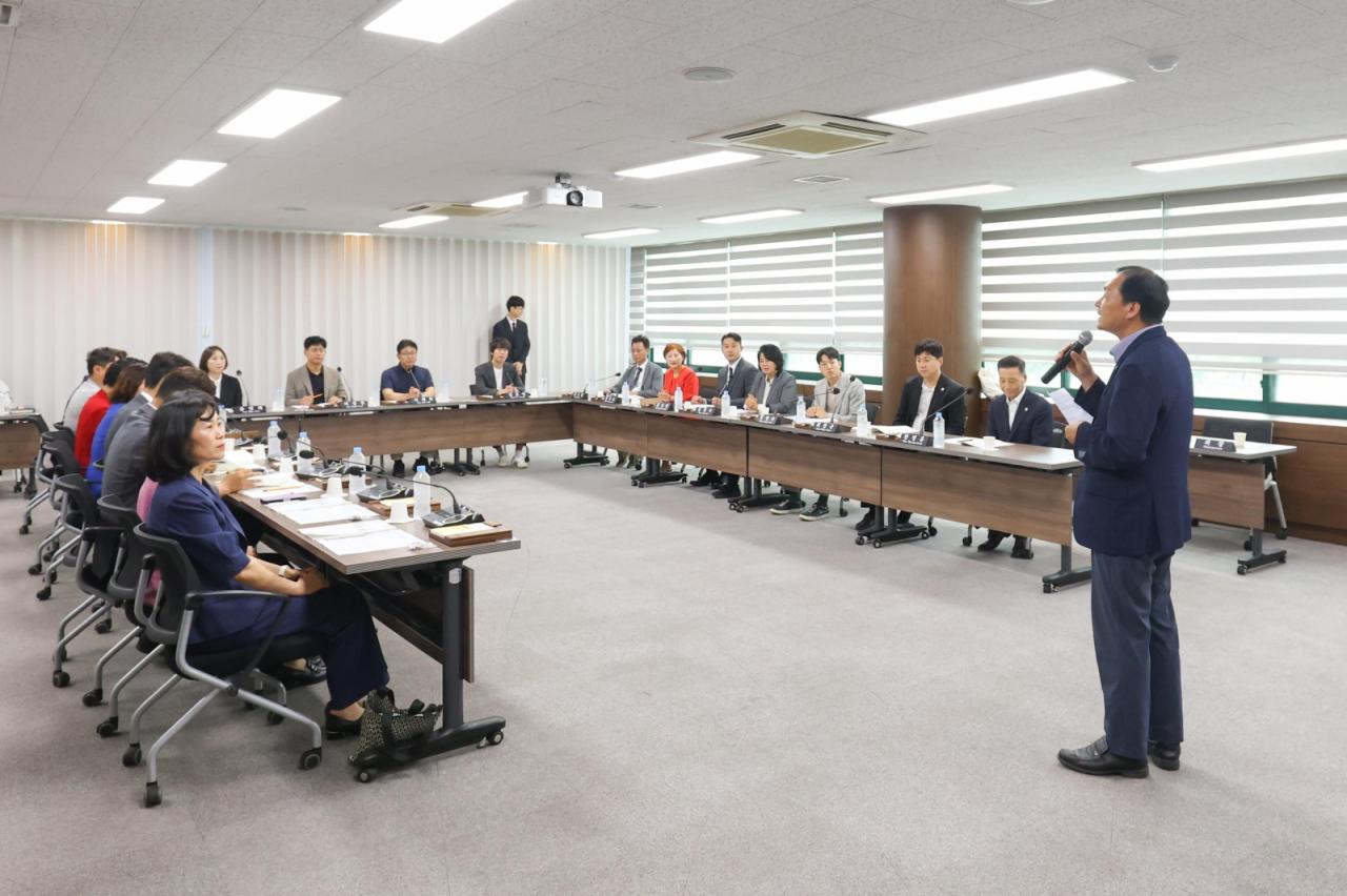 -안산시의회가 22일 ‘제10대 의회 의원 당선인 간담회’를 개최했다. 사진은 이날 간담회에서 박태순 의장이 인사말을 하고 있다. (사진 = 안산시의회)
