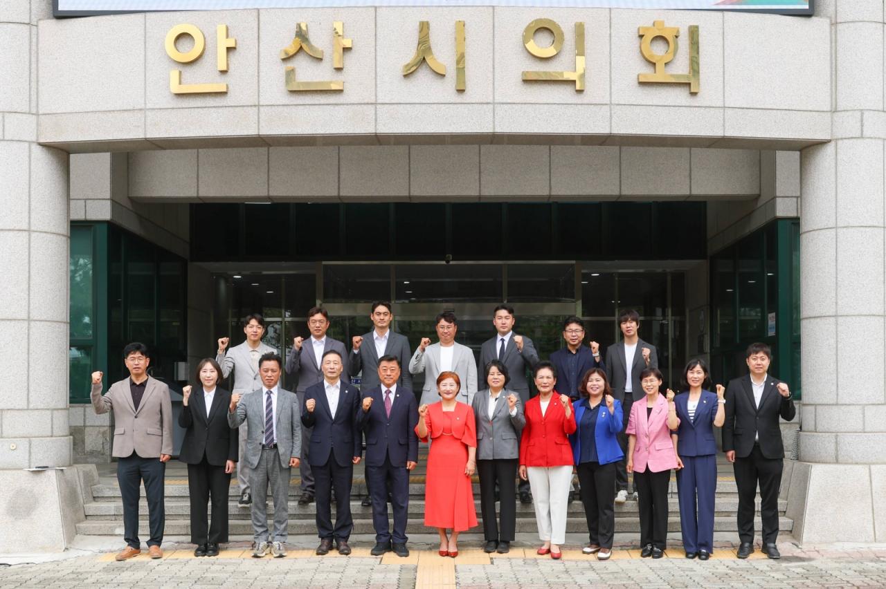 -‘제10대 의회 의원 당선인 간담회’ 후 당선인들이 의회 앞에서 기념 촬영을 하고 있다. (사진 = 안산시의회)
