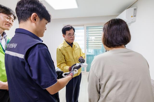 [NSP NEWS Image][사진속이야기]멀티탭 들고 주민 집 찾은 구청장…전기안전은 ‘사고 전’에 시작