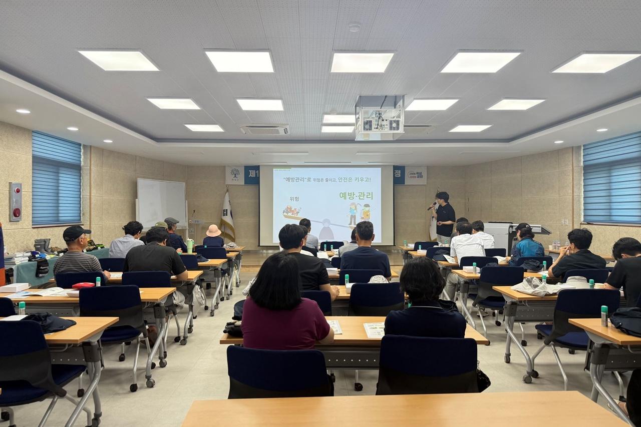 -곡성군농업기술센터가 최근 관내 블루베리 재배농가를 대상으로 실시한 농작업 안전재해 예방 교육. (사진 = 곡성군)