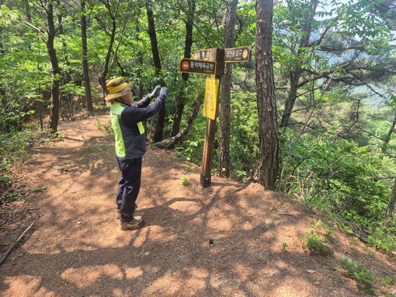 -곡성군이 등산로에 설치된 국가지점 번호판 현장 조사를 하고 있다. (사진 = 곡성군)