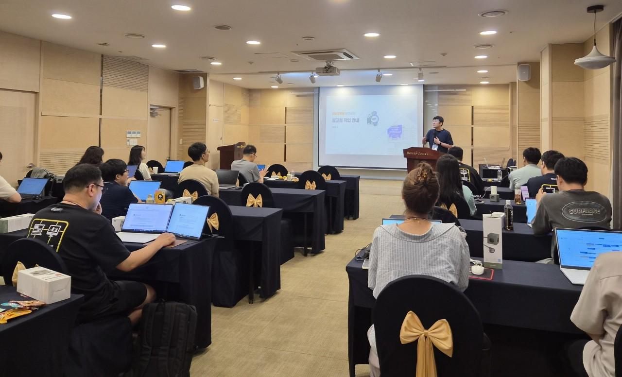 -전남도교육청은 신뢰도 높은 2027학년도 대학입시 진학 정보를 제공하기 위해 ‘수시·정시 배치표 개발 TF’를 운영한다. 사진은 개발 TF위원들의 협의 모습. (사진 = 전남교육청