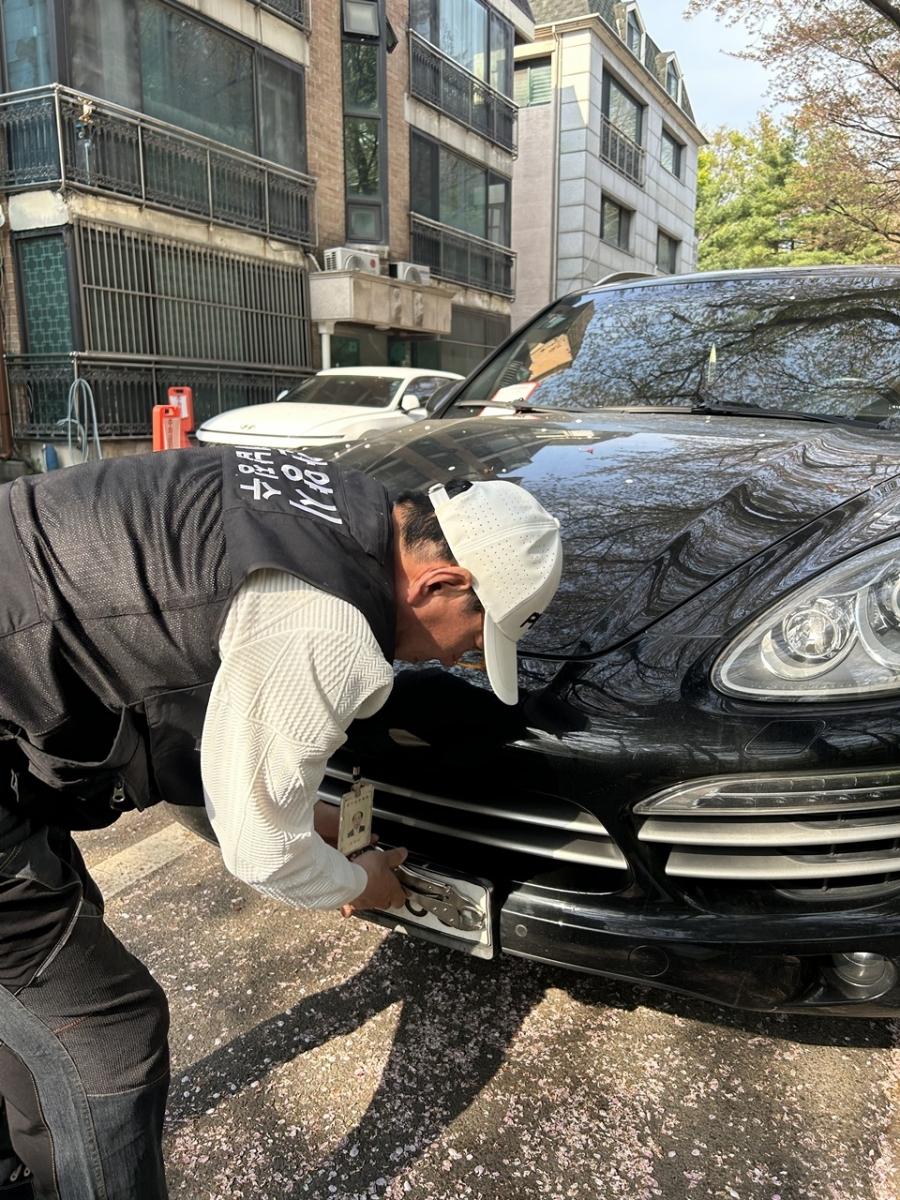 -안양시가 5월 관내에 있는 한 체납차량의 번호판을 영치하고 있다. (사진 = 안양시)