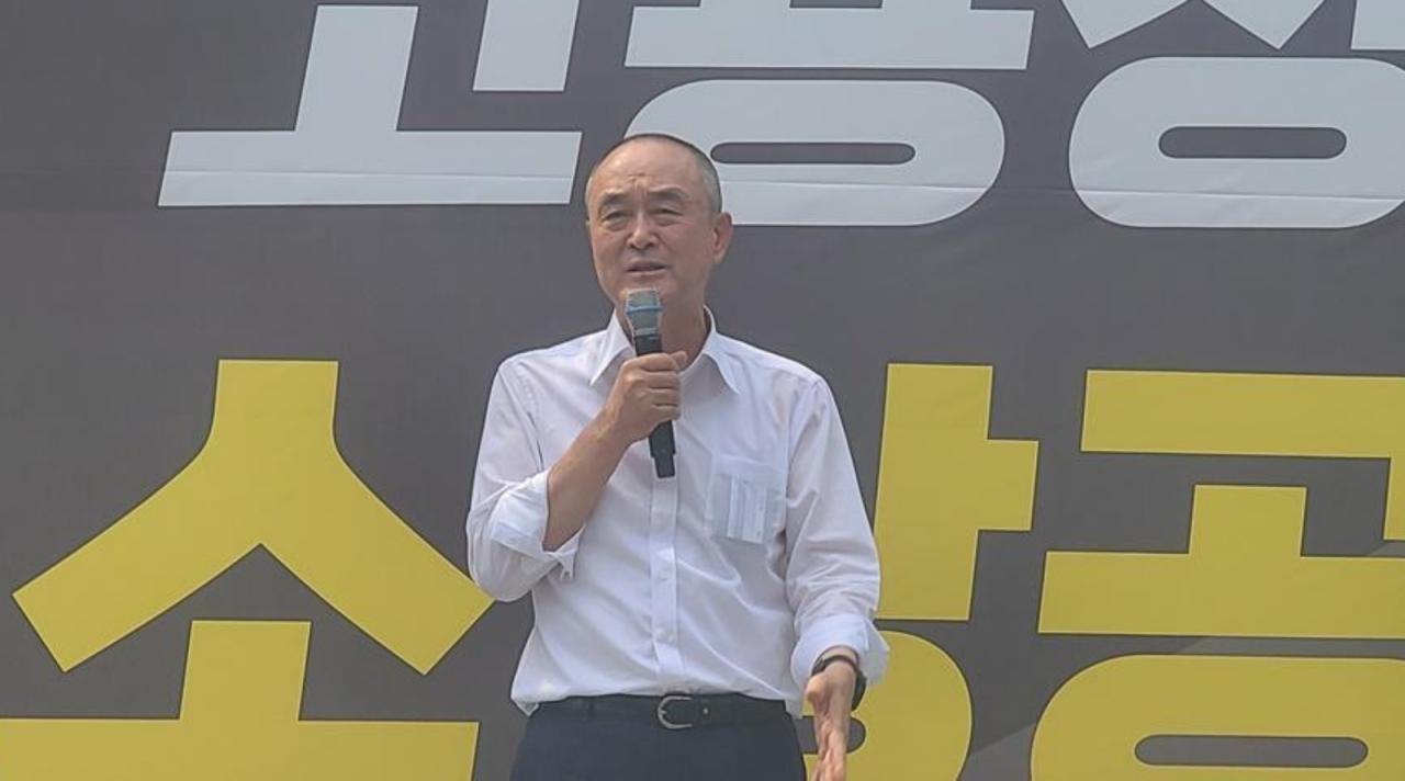 -삭발을 강행한 송치영 소공연 중앙회장이 국회 도로 앞 소상공인업계 결의대회에서 소상공인 생존권 보장을 촉구하고 있다. (사진 = 강은태 기자)