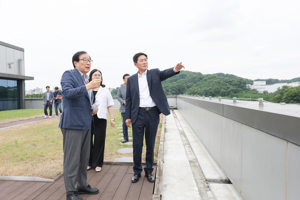 -22일 조용호 경기 오산시장 당선인(오른쪽)과 관계자들이 지곶일반산업단지 현장을 점검하는 모습. (사진 = 오산시)