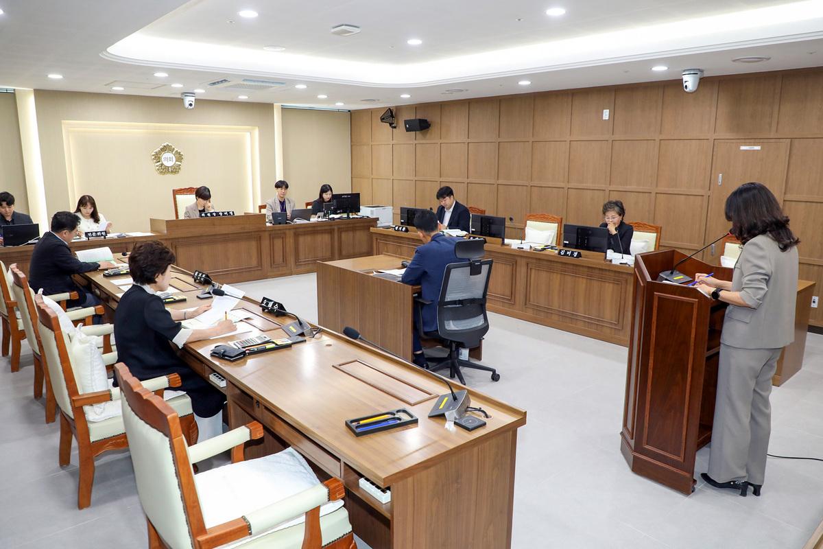 -23일 수원시의회 문화체육교육위원회가 안건 심사를 하고 있다. (사진 = 수원시의회)