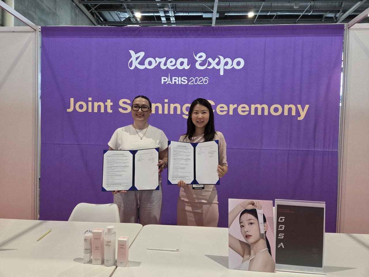 -‘2026 코리아 엑스포 파리’ 전시회에서 남양주 소재 리베미코퍼레이션이 프랑스 현지 유통사와 프랑스 시장 진출 확대를 위한 업무협약 체결을 추진하고 있다. (사진 = 경기도)