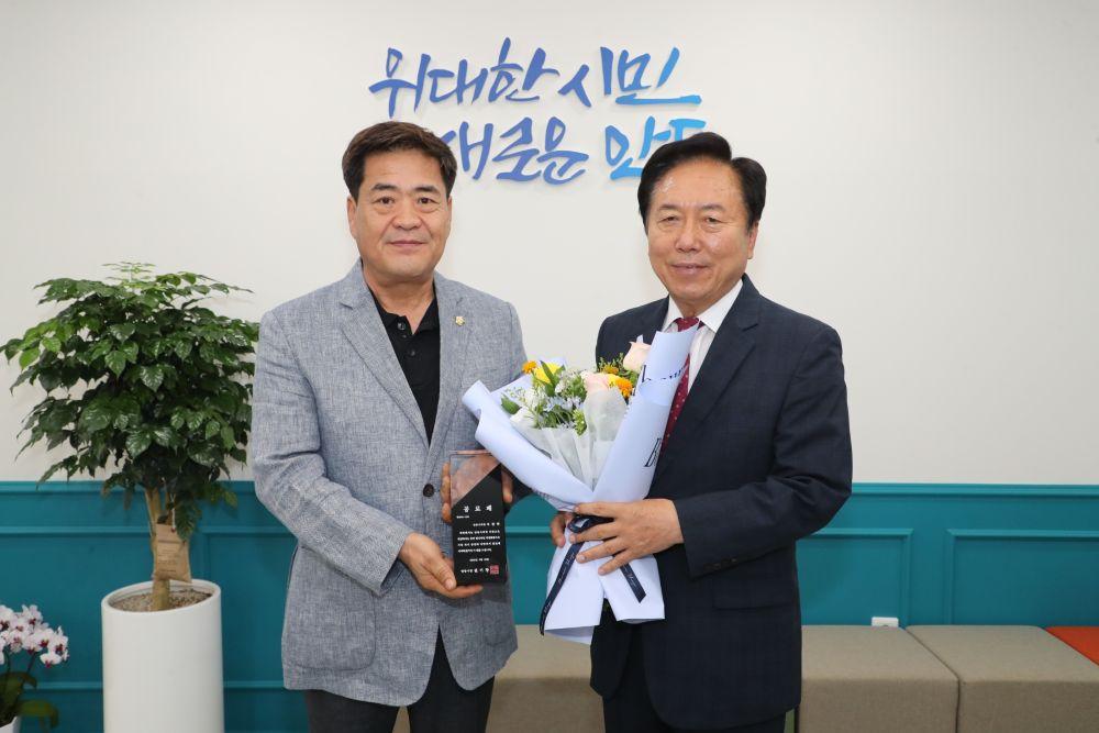 -안동시 제9대 안동시의회 퇴임 의원 공로패 수여, 시민 행복과 지역 발전 위해 헌신한 의정활동에 감사의 뜻 전해, 지방자치 발전 위한 지속적인 소통과 협력 다짐 (사진 = 안동시)