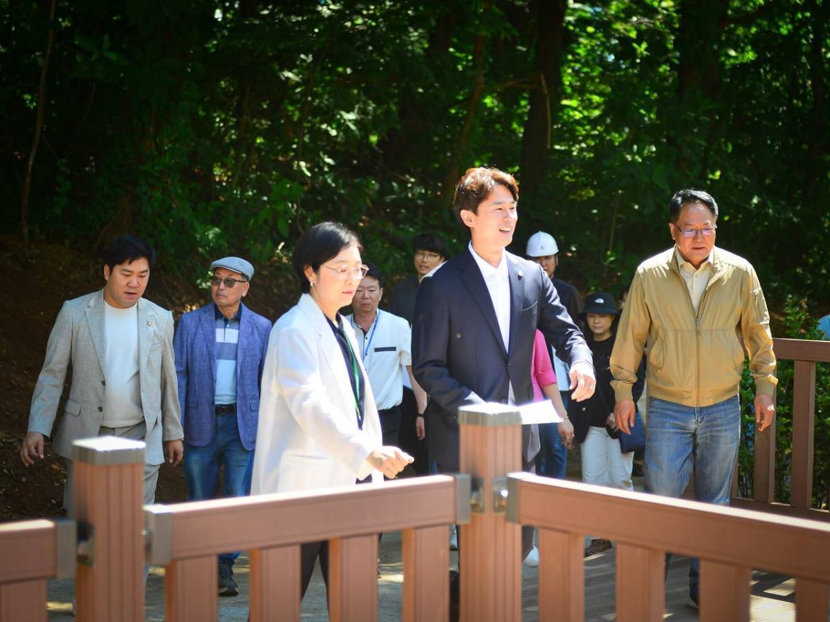 -23일 황대호 경기도의원이 밤밭청개구리공원 일원에서 추진 중인 경기생태마당 조성사업 현장을 찾아 사업 추진 현황을 점검하고 있다. (사진 = 경기도의회)
