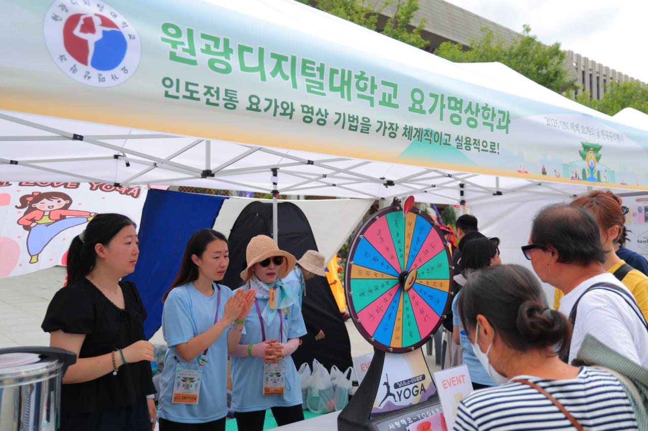 -21일 서울 광화문광장에서 열린 ‘제12회 UN 세계 요가의 날’ 한국 공식 기념행사에서 운영한 원광디지털대 요가명상학과 홍보부스 모습. (사진 = 원광디지털대)