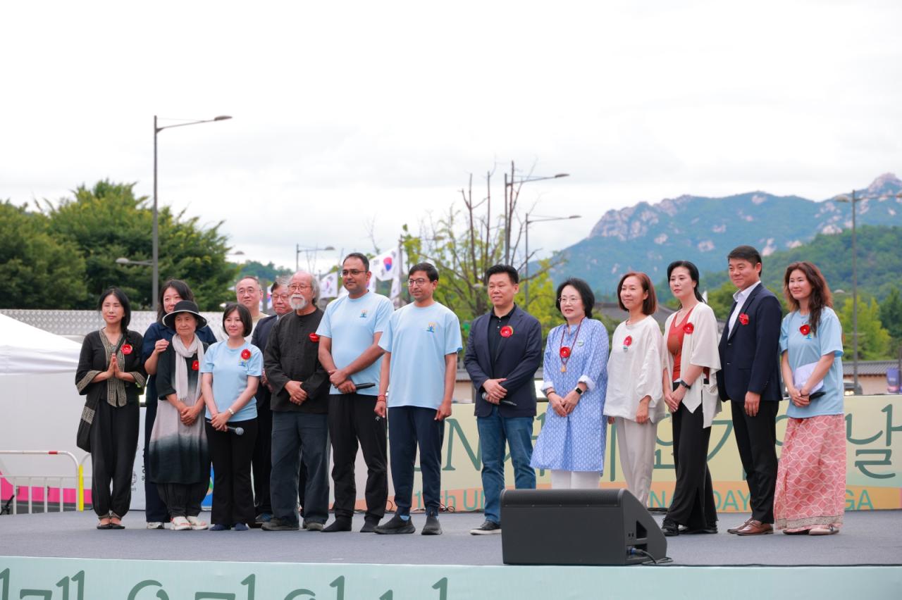 -‘제12회 UN 세계 요가의 날(International Day of Yoga)’ 행사에 참여한 주요 내빈들이 기념촬영을 하고 있다. (사진 = 원광디지털대)