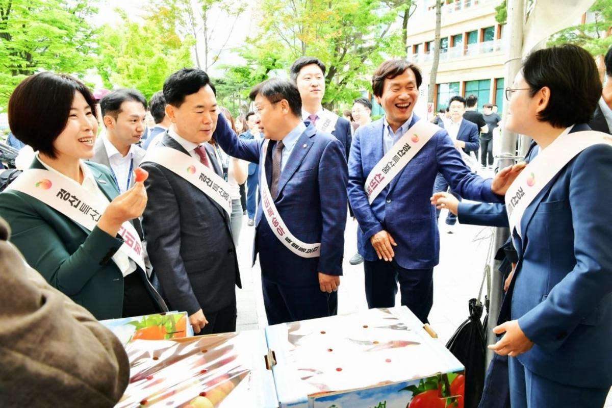 -경산시는 지난 22일 국회 소통관 앞마당에서 ‘명품 경산 신비 복숭아’ 특별 판촉·홍보 행사를 개최했다. (사진 = 경산시)
