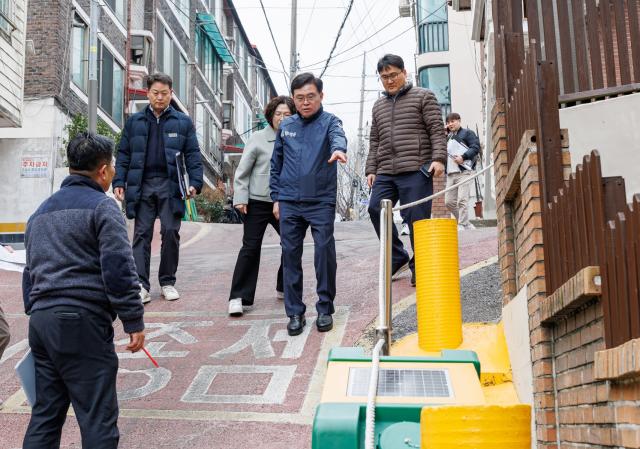 [NSP NEWS Image][바뀌는 우리동네]강서구 교남학교 앞 급경사길 개선…계단·열선 설치 완료