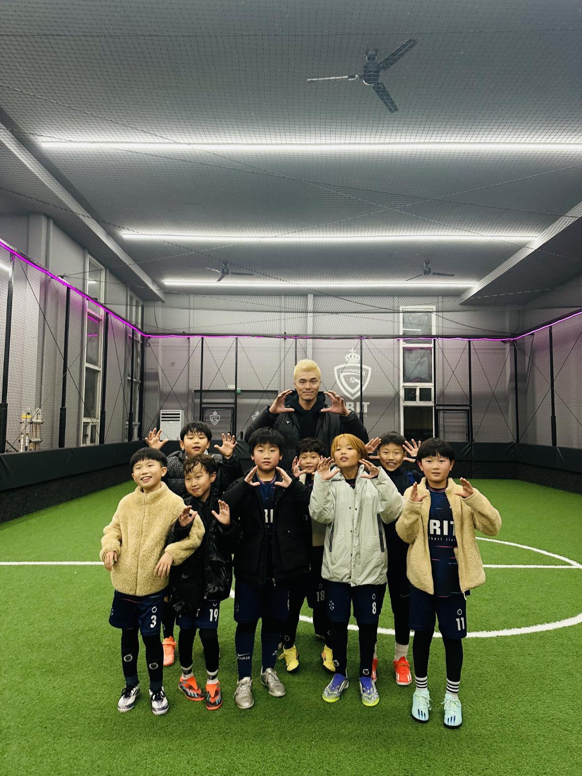 -서울 용곡중학교에서 전국가대표 선수들, 학생들과 함께 대한민국 축구 국가대표팀을 응원하는 스쿨어택 프로그램을 진행한다 (사진 = 동아오츠카 제공)