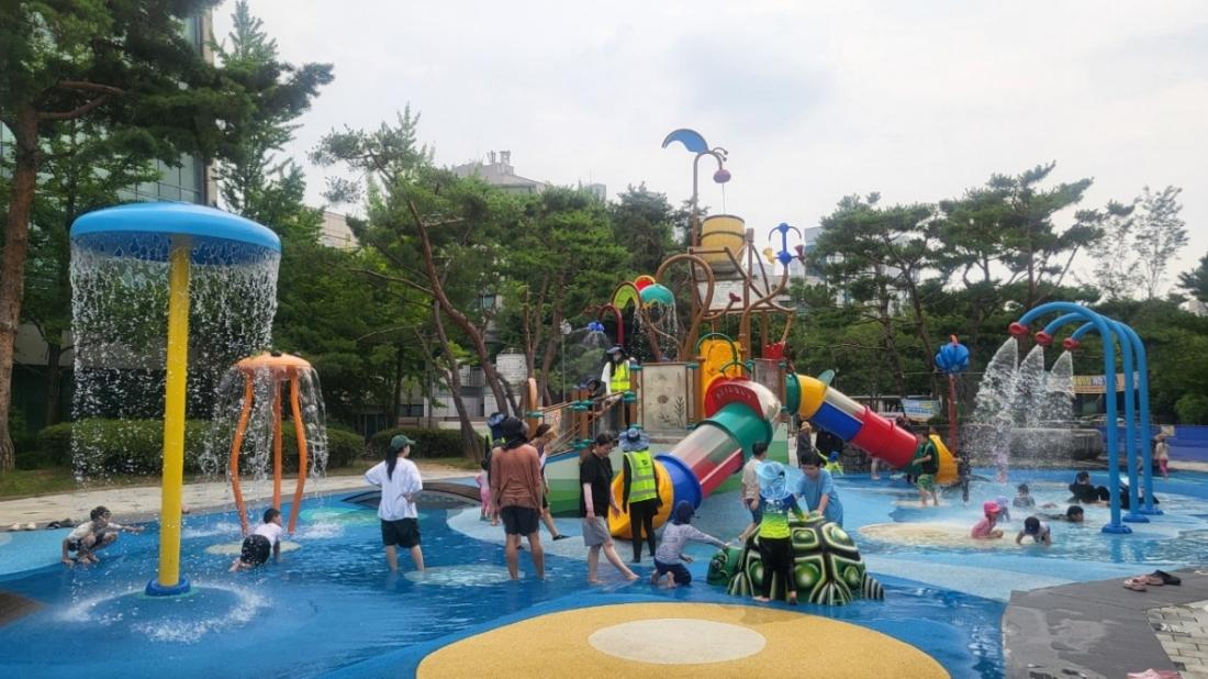 -비둘기공원 내 체험형 물놀이장에서 시민들이 물놀이를 즐기고 있다. (사진 = 시흥시)