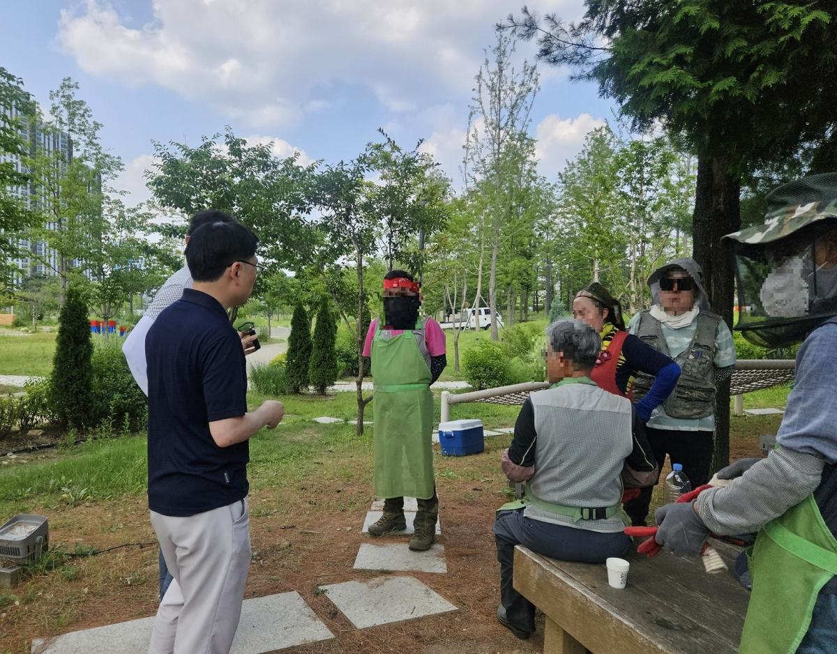 -작업장 현장근로자들을 대상으로 폭염 대응 실태를 점검하고 있다. (사진 = 광명시)