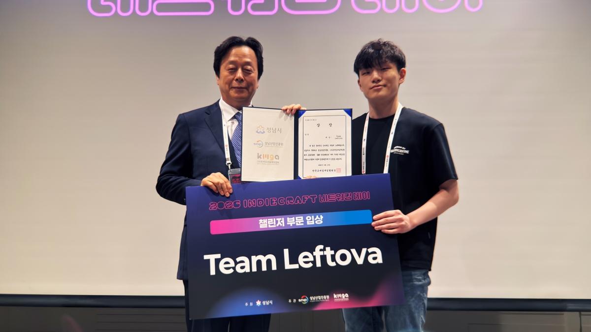 -‘2026 인디크래프트 네트워킹데이’ 행사에서 이주연 성남산업진흥원장이 챌린저 부문 대표 개발사로 선정된 최승혁 ‘Team Leftova’ 대표(오른쪽)와 기념촬영을 하고 있다.