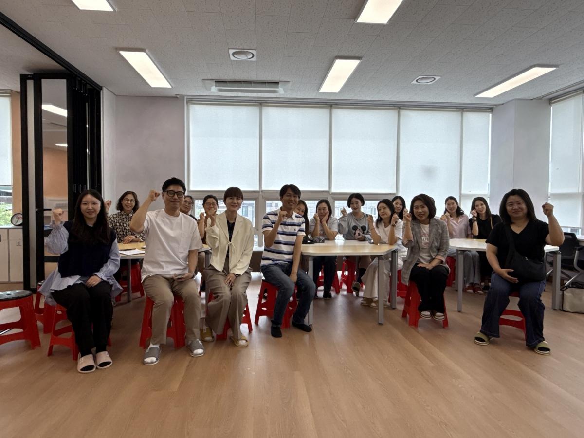 -경상북도고령교육지원청은 지난 22일 관내 마을학교 운영자 및 마을교사를 대상으로 ‘2026 고령미래교육지구 마을학교 선진지 견학 연수’를 개최했다. (사진 = 고령교육지원청)
