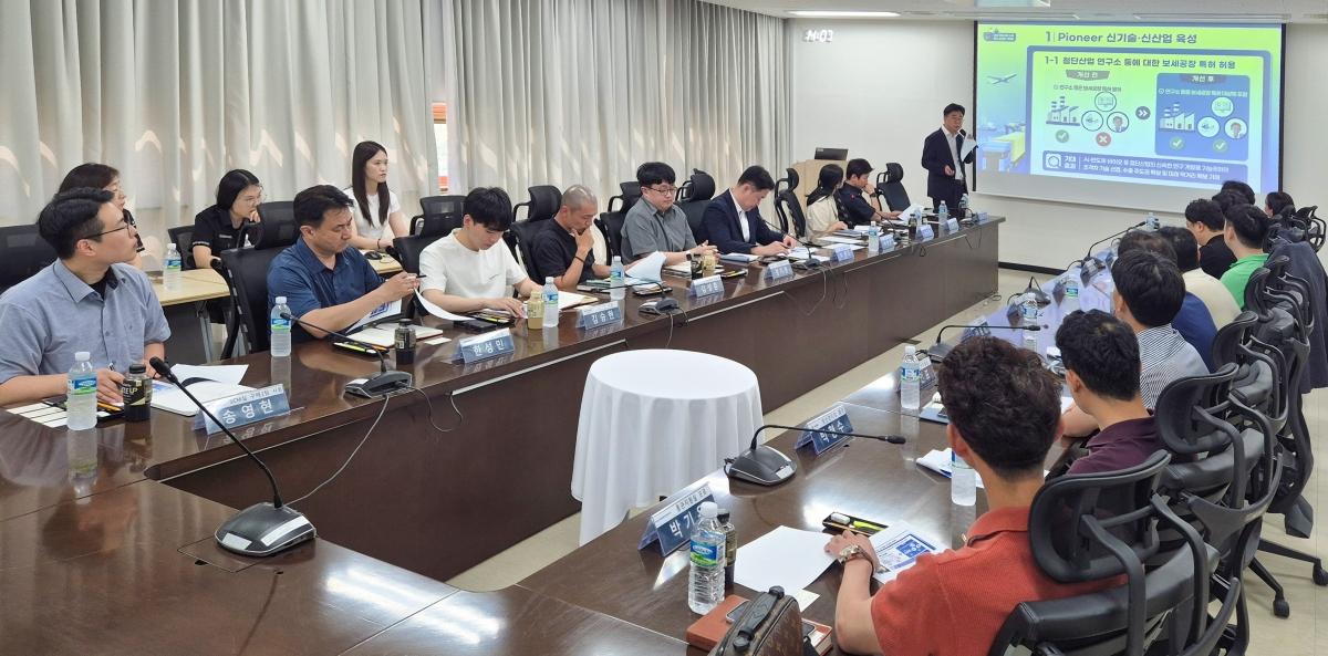 -23일 박종호 평택세관 원스톱 지원팀 사무관이 평택세관에서 열린 전국 권역별 첨단수출 현장 실무자 간담회에서 관세행정 제도에 대해 설명하고 있다. (사진 = 평택직할세관)