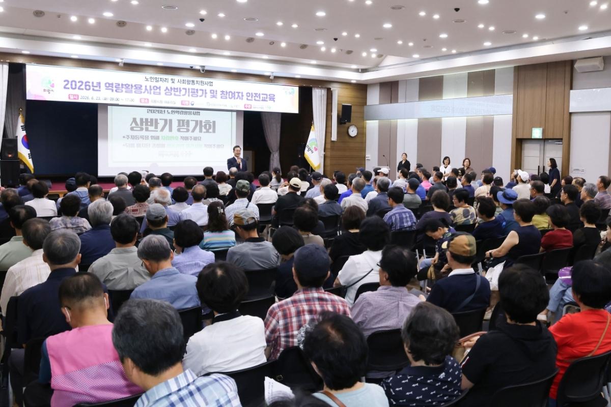 -김성제 의왕시장이 ‘2026년 노인역량활용사업 상반기 평가회 및 참여자 안전교육’에서 사업의 참여자들에게 격려사를 전하고 있다. (사진 = 의왕시)