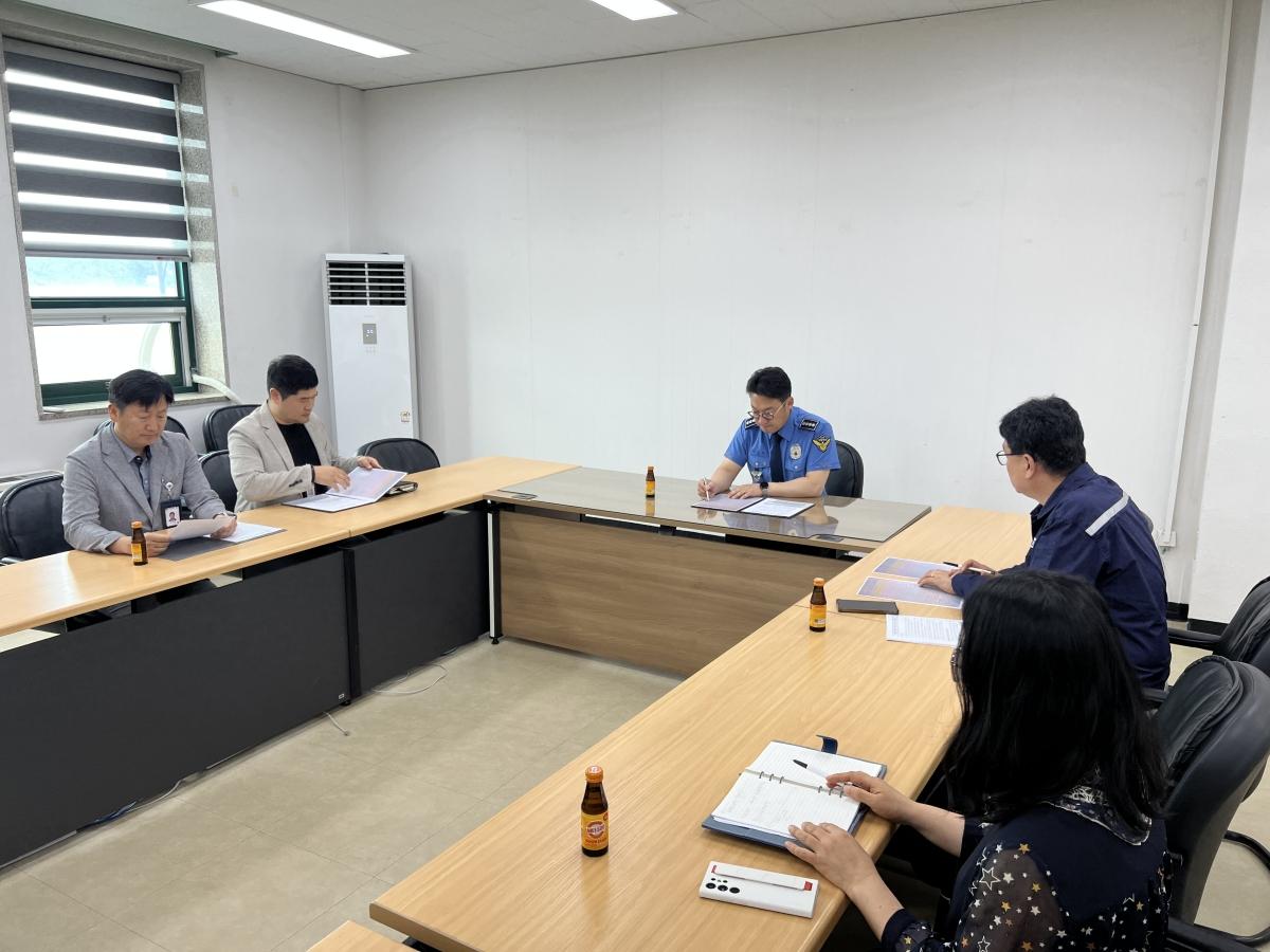 -포항해양경찰서는 24일 한국해양안전교통공단(KOMSA) 포항지사를 방문하여 해양 안전관리 협력 강화를 위한 업무협의를 실시했다고 밝혔다. (사진 = 포항 해양경찰서)