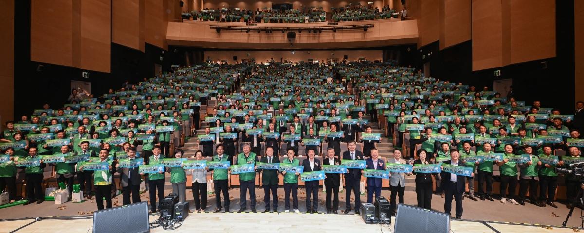 -경상북도는 새마을운동 제창 56주년을 맞아 경상북도새마을회 주관으로 24일 경북도청 동락관에서 ‘제16회 새마을의 날 기념식’을 개최했다. (사진 = 경상북도)