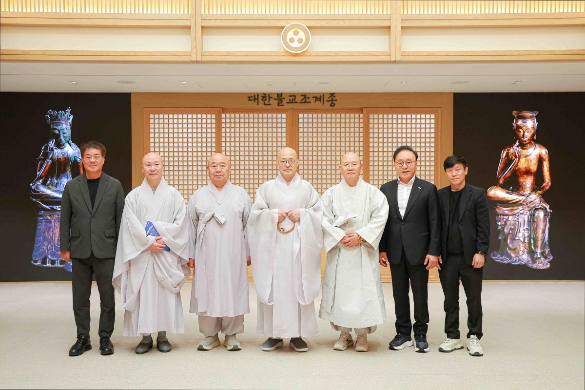 -박수관 여수세계섬박람회 조직위원장이 대한불교조계종 총무원장 진우 스님과 면담을 갖고 섬박람회 홍보 및 협력 방안을 논의했다. (사진 = 조직위원회)
