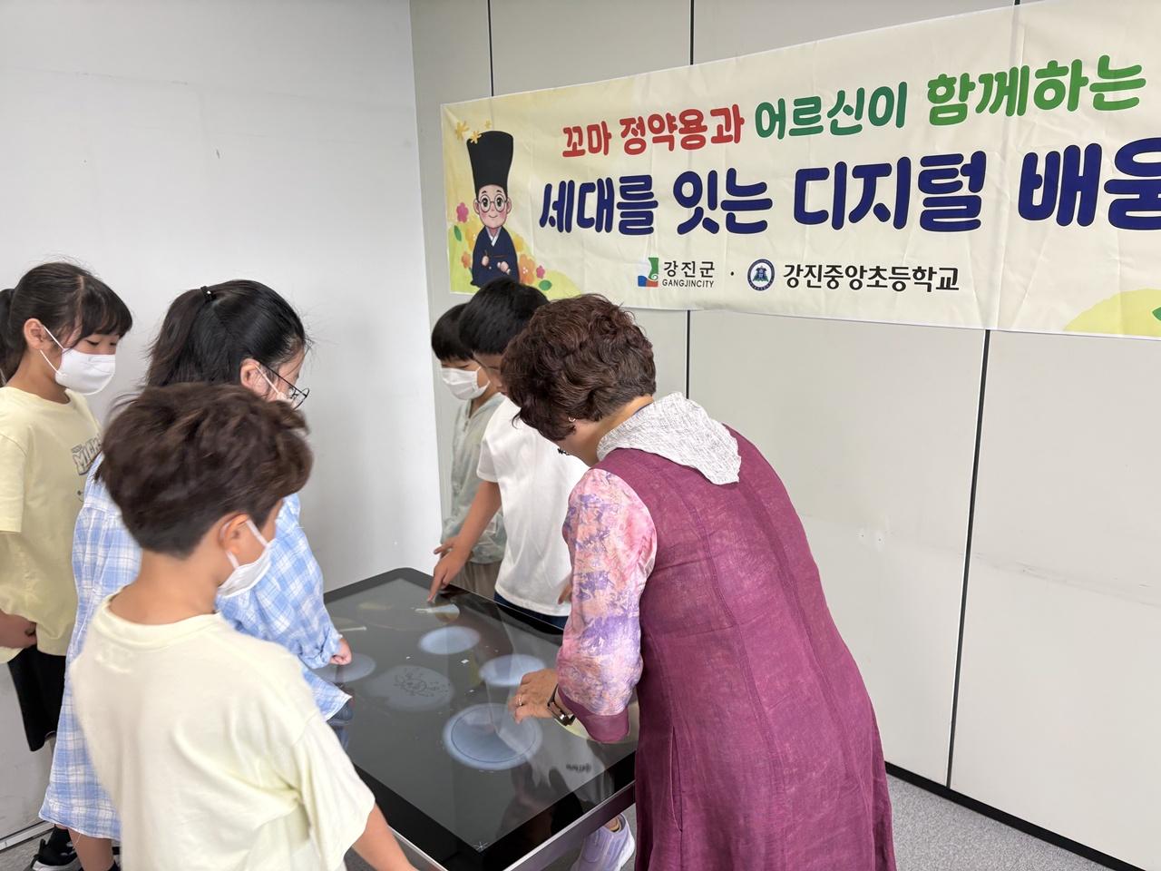 -강진군이 지난 24일 개최한 디지털 배움터 정기교육. (사진 = 강진군)
