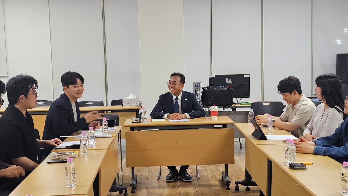 -서영학 여수시장 당선인이 여수시 청년정책협의체와 간담회를 열어 의견을 청취했다. (사진 = 여수시)