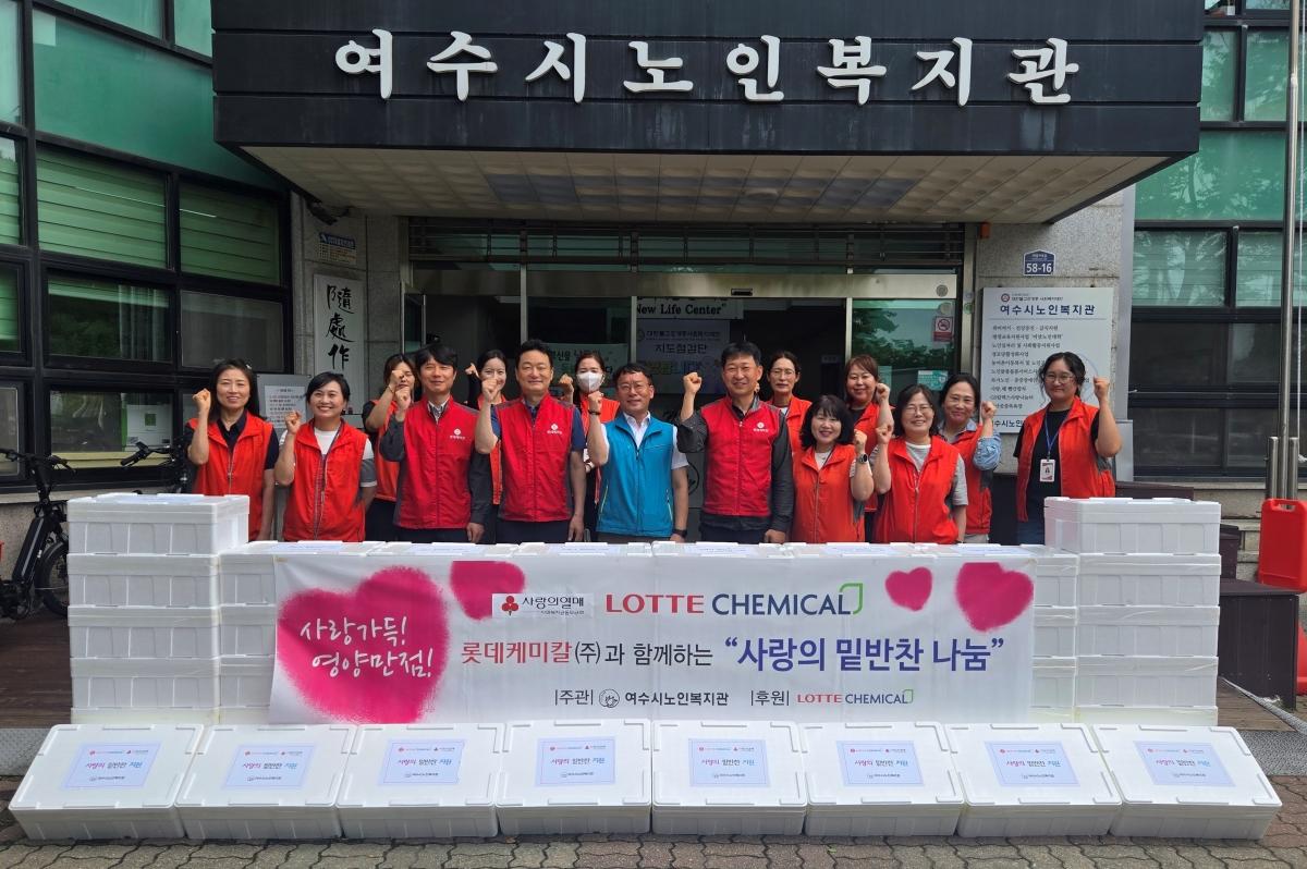 -여수시노인복지관과 롯데케미칼 여수공장이 여수지역 독거어르신 50세대애 밑반찬을 전달했다. (사진 = 롯데케미칼)
