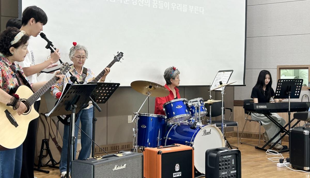 -대구가톨릭대 예술치료학과가 경상북도 앵커(ANCHOR) 사업(지역성장 인재양성체계) 사업을 통해 노인과 청년이 함께 참여하는 예술커뮤니티를 운영하며 세대 간 소통과 사회참여를 지원