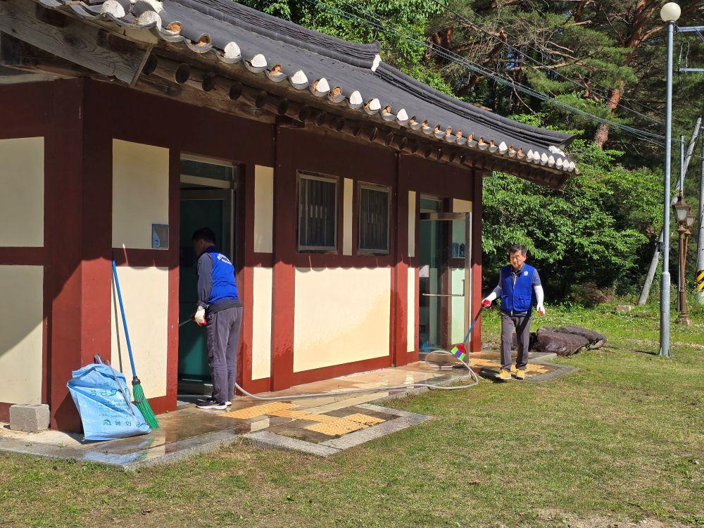 -봉화 석포면 바르게살기위원회 현불사 입구 백천계곡 공중화장실 청소 및 주변 환경정비 실시 (사진 = 봉화군)