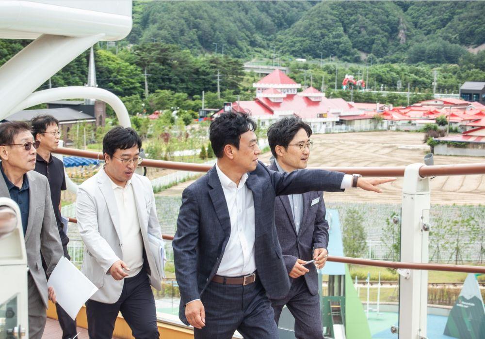 -겨울왕국 분천산타마을 관광명소화사업 현장을 찾은 최기영 당선인은 사계절 썰매장과 전망대, 전망대 슬라이드 등 주요 시설의 추진 상황을 집중 점검했다. (사진 = 봉화군)