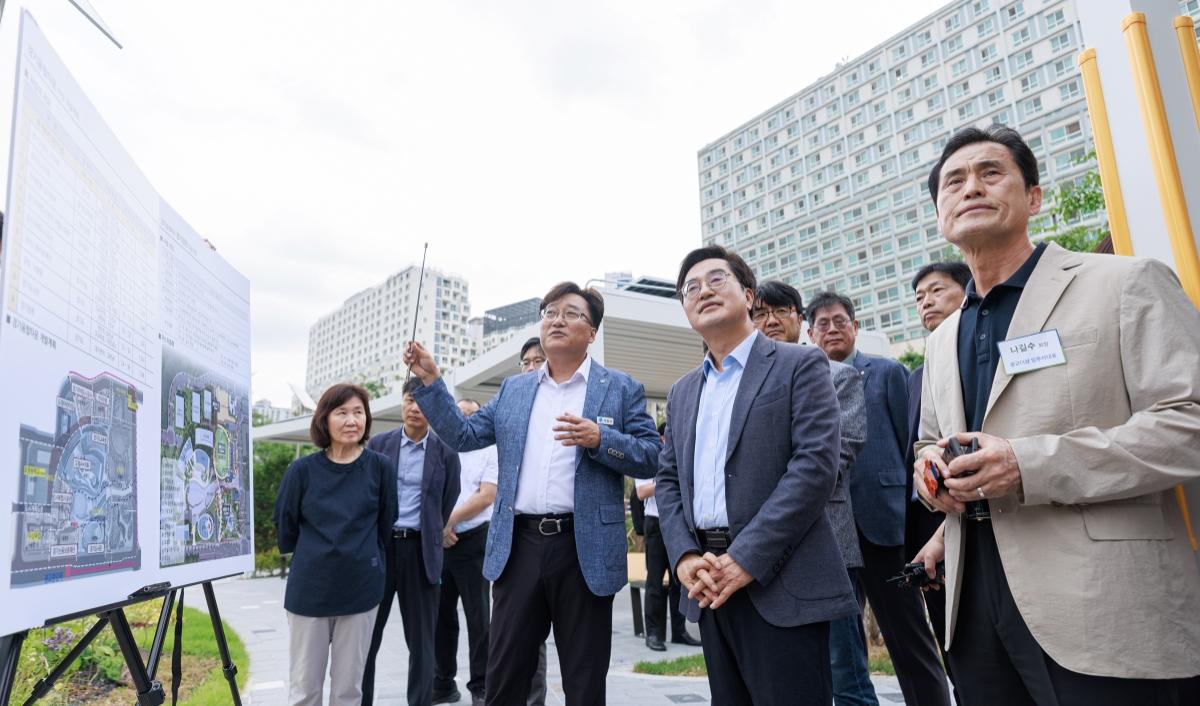 -김동연 경기도지사가 ‘경기정원’ 개방을 앞두고 직접 현장을 찾아 주요 시설물과 안전 상태를 점검하고 있다. (사진 = 경기도)
