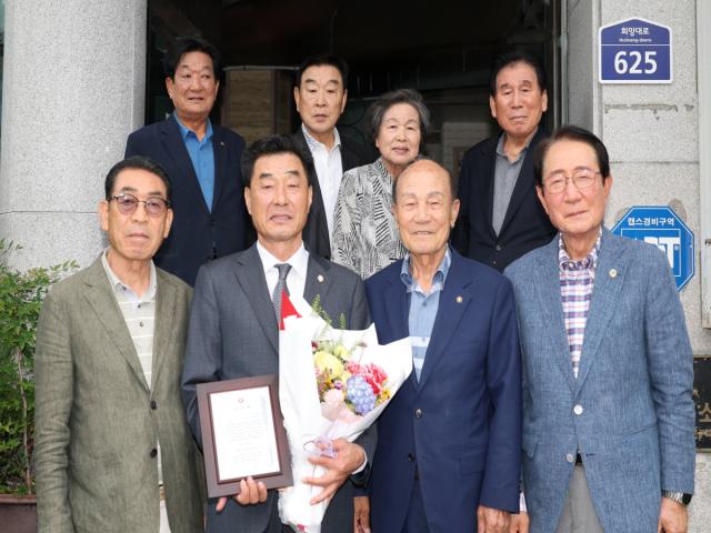 [NSP NEWS Image]김일만 포항시의회 의장, 포항시 시민상수상자회로부터 감사패 수상