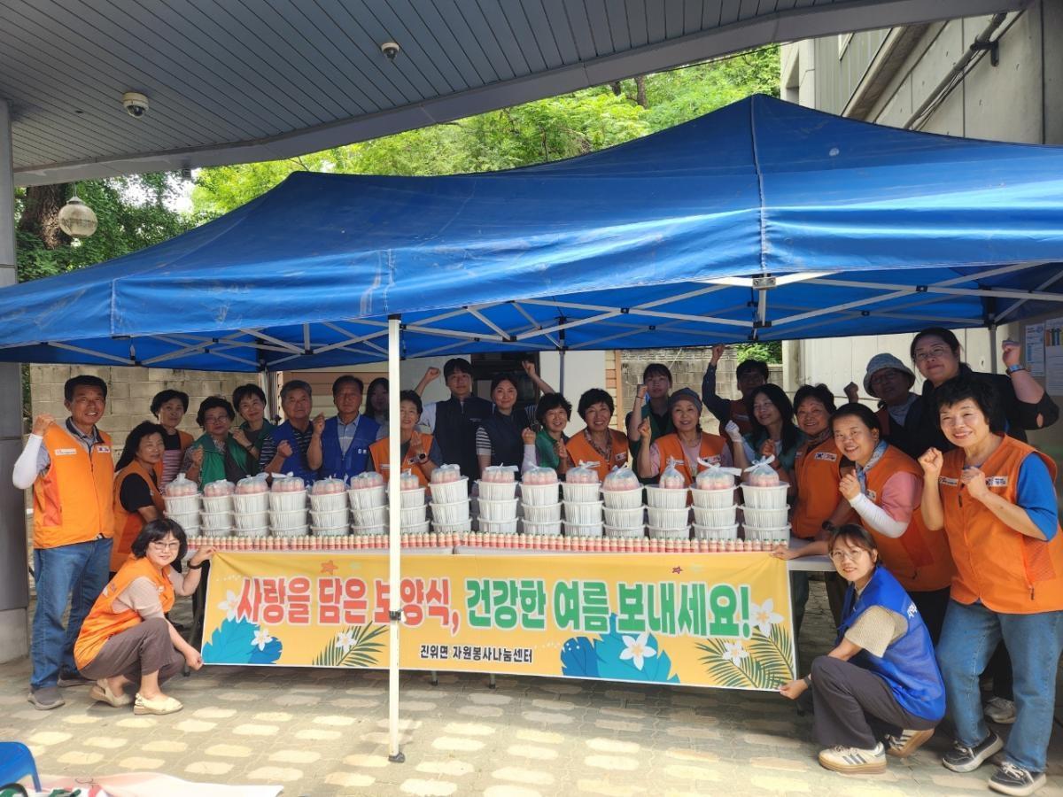 -25일 평택시 진위면 자원봉사나눔센터가 지역 어르신들을 대상으로 한 사랑의 삼계탕 나눔행사를 진행했다. 사진은 전달에 앞서 자원봉사자들의 기념촬영 모습. (사진 = 평택시)
