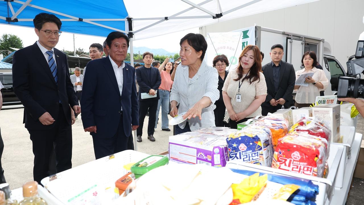 -송미령 농식품부장관이 지난 25일 기본소득 사용처가 부족한 곡성군 관내 면 지역의 이동 점빵을 찾아 주민들의 애로사항을 청취하고 있다. (사진 = 곡성군)