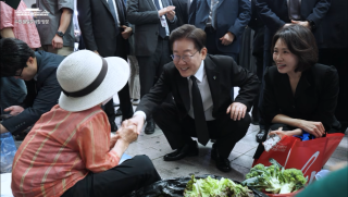 (NSP NEWS Image)‘팔달문시장 방문’ 이재명 대통령, “이재준 수원시장이 잘하는 모양이네”