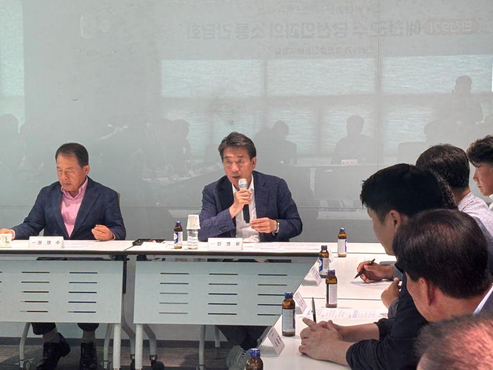 -이번 간담회는 민선 9기 출범을 앞두고 각 분야의 생생한 현장 목소리를 군정 운영 계획과 공약의 구체화 과정에 적극적으로 반영하기 위해 마련됐다. (사진 = 예천군)