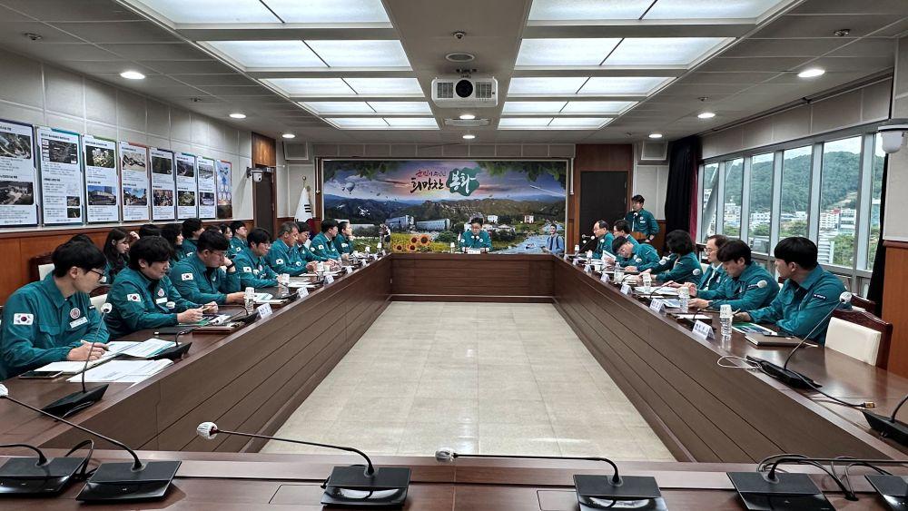 -봉화군은 여름철 자연재난으로 인한 인명피해 예방을 위해 박시홍 부군수를 주재로 여름철 자연재난 주민대피체계 점검 회의를 개최했다. (사진 = 봉화군)
