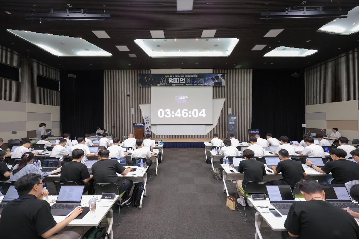 -AI 챔피언 해커톤에 참여한 전국에서 모인 공직자들 모습. (사진 = 화성시)