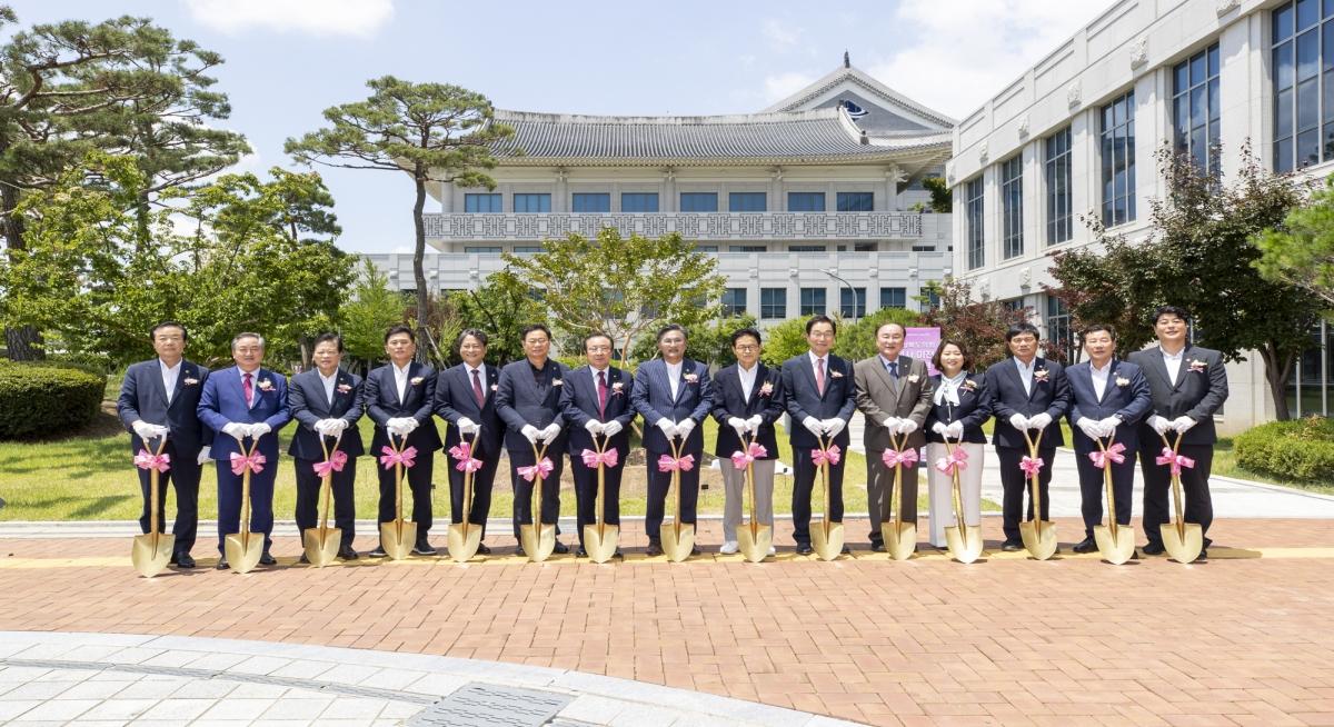 -경상북도의회는 26일 제363회 임시회 폐회 후 도의회 청사 이전 10주년 기념식과 제12대 도의회 임기만료 행사를 개최했다. (사진 = 경상북도의회)