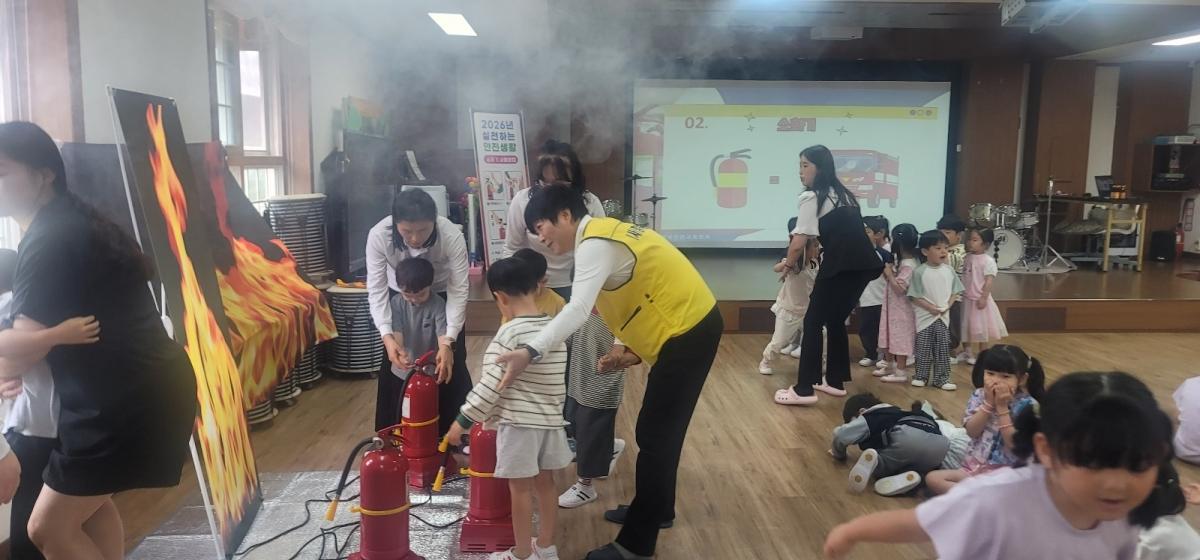 -경상북도교육청은 26일 포항시에 있는 이룸유치원에서 원아들을 대상으로 ‘찾아가는 안전체험교육’을 실시했다고 밝혔다. (사진 = 경상북도교육청)