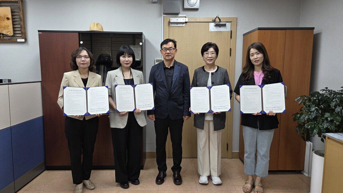 -25일 이원구 수원시 경제정책국장과 수원시 4개 일자리 기관 관계자들이 협약 후 기념촬영을 하는 모습. (사진 = 수원시)