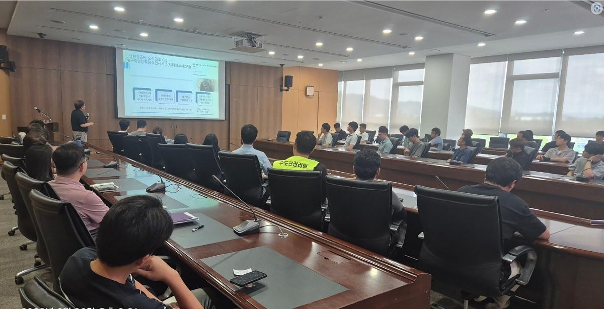 -26일 시청 3층 산성누리실에서 시 소속 밀폐공간 출입 종사자를 대상으로 ‘밀폐공간 질식재해 예방 특별교육’이 열리고 있다. (사진 = 성남시)